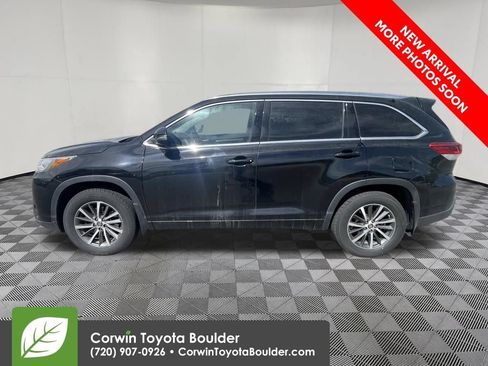 Used 2017 Toyota Highlander XLE AWD/4WD image 4