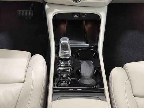 Used 2023 Volvo XC40 B5 Ultimate w/ Climate Package AWD/4WD image 12