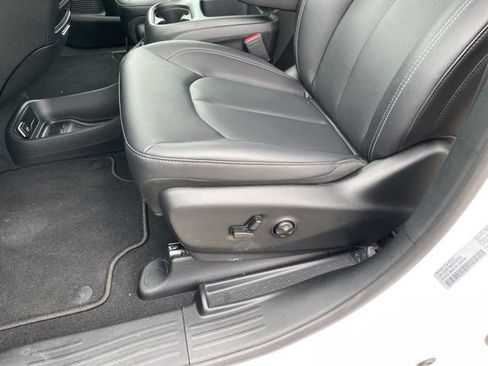 Used 2026 Chrysler Pacifica Select FWD image 9