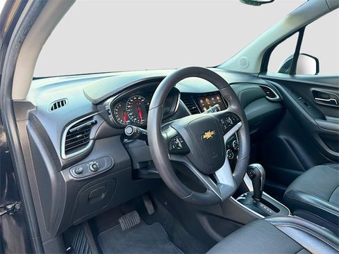 Used 2020 Chevrolet Trax LT w/ LT Convenience Package image 23
