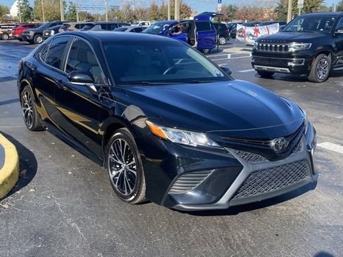 Used 2018 Toyota Camry SE image 2