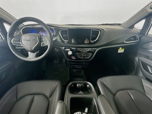 New 2026 Chrysler Voyager LX image 9