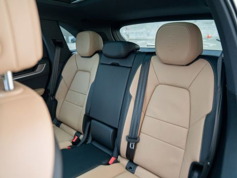 Used 2025 Porsche Cayenne image 23