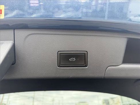 Certified 2020 Volkswagen Atlas Cross Sport SE image 11