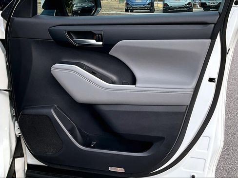 Used 2021 Toyota Highlander XLE image 26