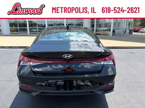 Used 2022 Hyundai Elantra SE FWD image 5
