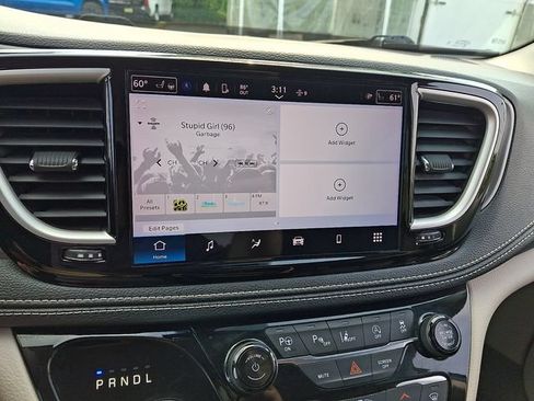 Used 2023 Chrysler Pacifica Touring-L FWD image 18