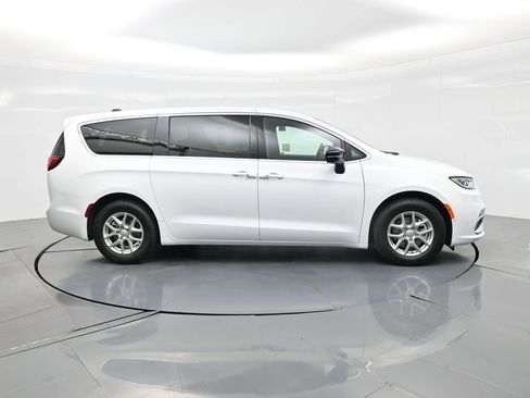 New 2026 Chrysler Pacifica Select image 5