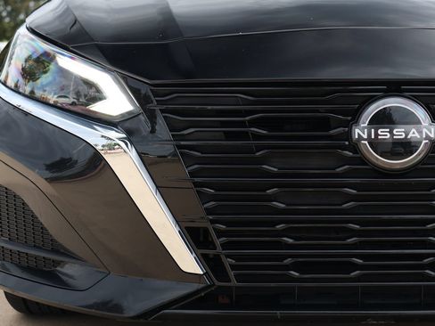 Used 2024 Nissan Altima 2.5 SV FWD image 8