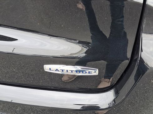 Used 2023 Jeep Compass Latitude image 16