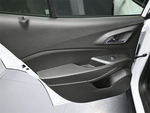 Certified 2025 Chevrolet Trax RS w/ Sunroof Package image 12