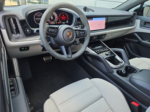 Certified 2025 Porsche Cayenne GTS AWD/4WD image 4