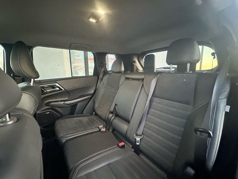 Used 2025 Mitsubishi Outlander SE image 32