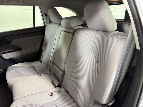 Used 2020 Toyota Highlander LE AWD/4WD image 19