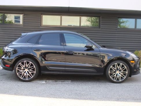 Certified 2025 Porsche Macan image 8