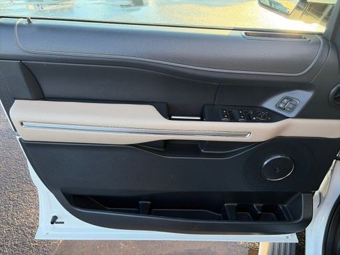 Used 2022 Ford Expedition Max Limited image 12