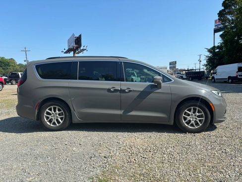 Used 2022 Chrysler Pacifica Touring-L FWD image 5