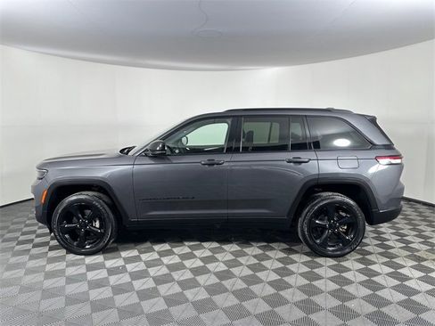 Used 2023 Jeep Grand Cherokee Altitude image 3