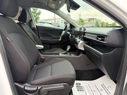 Used 2025 Hyundai Kona SEL FWD image 12