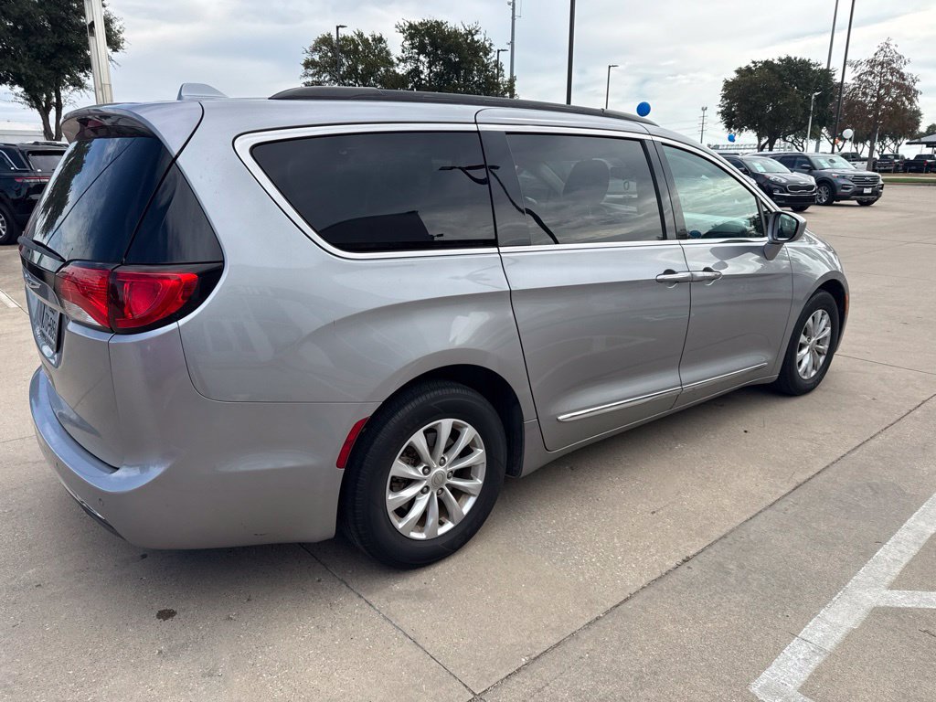 Used 2017 Chrysler Pacifica Touring-L FWD image 4