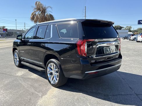 Used 2022 GMC Yukon SLT w/ SLT Premium Package image 3