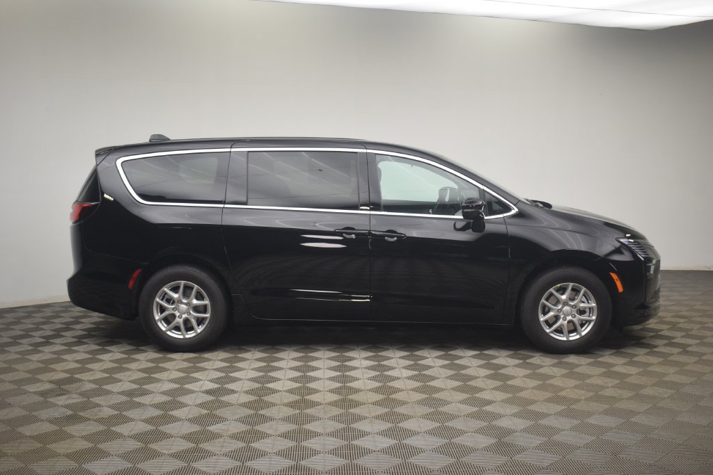 New 2027 Chrysler Pacifica Select w/ Family Tech Group FWD image 4