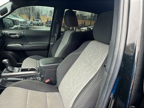 Used 2022 Toyota Tacoma TRD Sport image 17