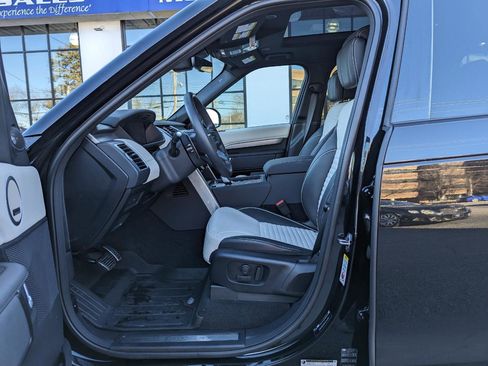 Used 2024 Land Rover Discovery Dynamic SE image 11