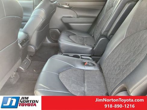 Used 2024 Toyota Highlander XLE image 31
