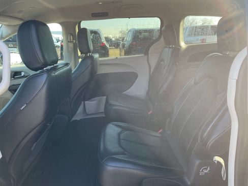 Used 2024 Chrysler Pacifica Touring-L image 28