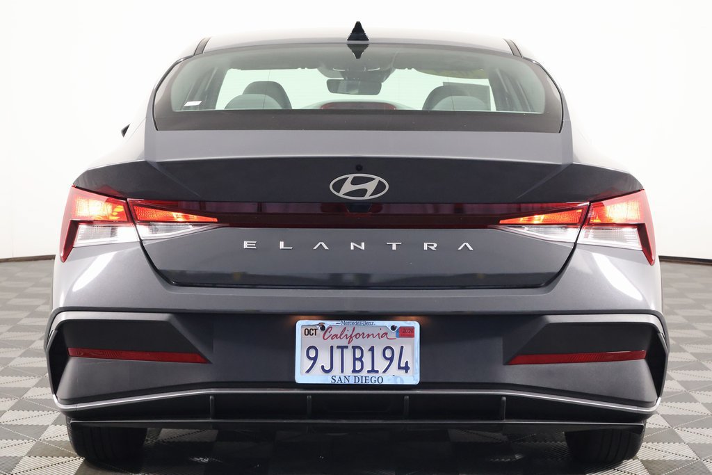 Used 2024 Hyundai Elantra SE FWD image 5