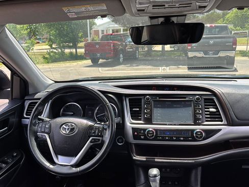 Used 2019 Toyota Highlander XLE AWD/4WD image 15