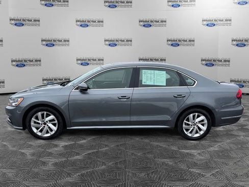 Used 2018 Volkswagen Passat 2.0T SE image 2