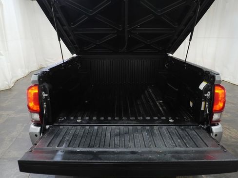 Used 2019 Toyota Tacoma TRD Off-Road image 6