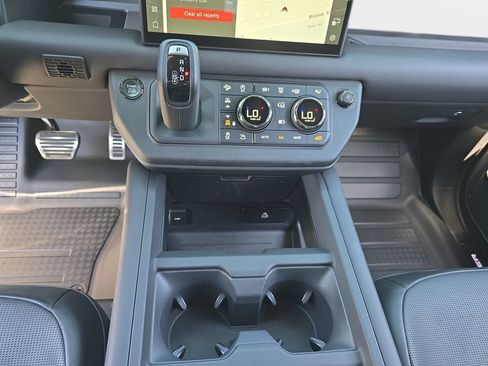 Used 2025 Land Rover Defender 110 AWD/4WD image 25