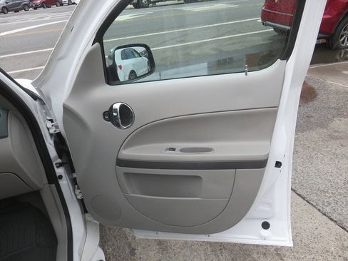Used 2011 Chevrolet HHR LT FWD image 24