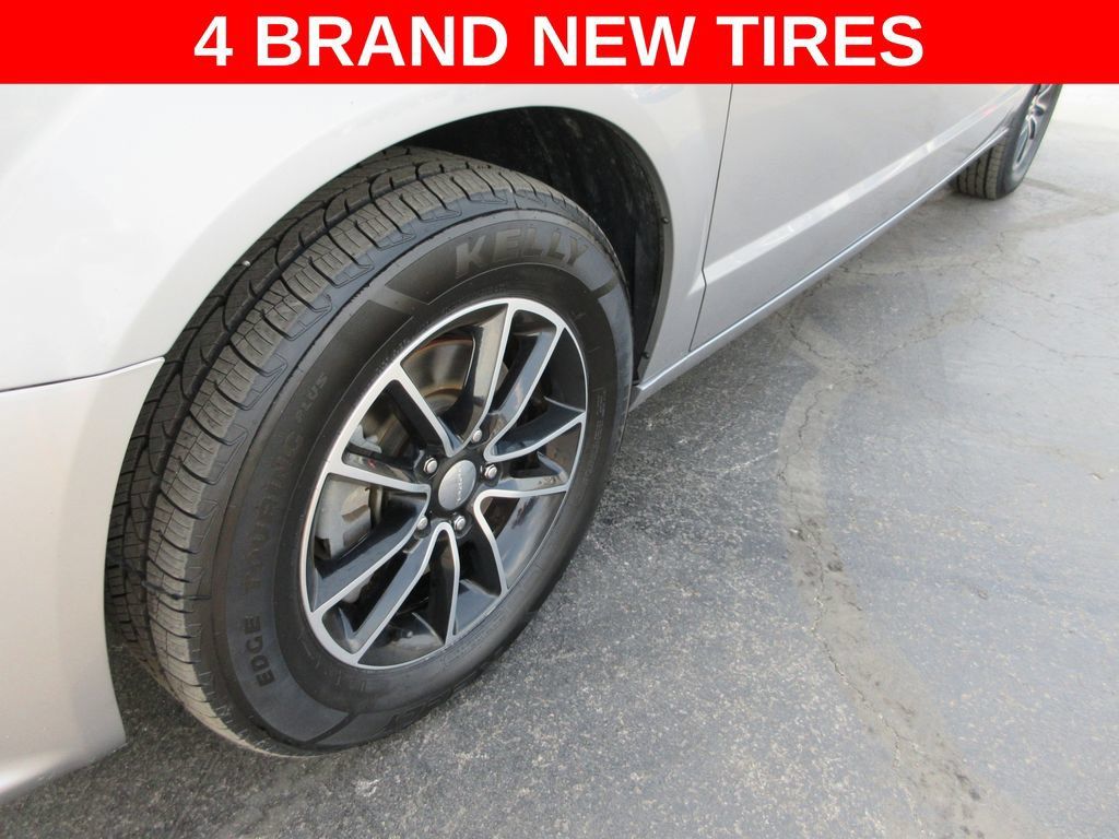 Used 2018 Dodge Grand Caravan SE FWD image 3