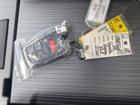 Used 2025 Toyota Sienna XLE FWD image 32