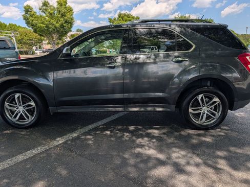 Used 2017 Chevrolet Equinox Premier w/ Enhanced Convenience Package FWD image 2