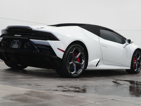 Used 2024 Lamborghini Huracan EVO image 11