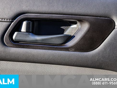 Used 2025 Nissan Pathfinder S image 47