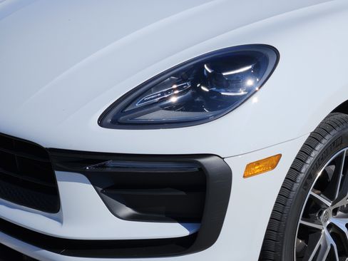 Certified 2025 Porsche Macan image 12