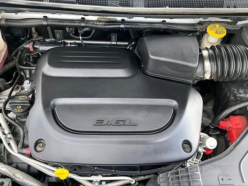 Used 2024 Chrysler Pacifica Touring-L FWD image 36