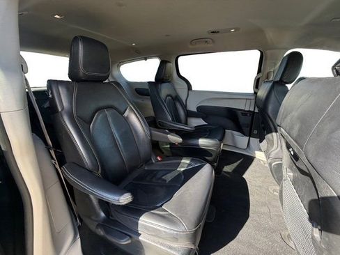 Used 2022 Chrysler Pacifica Touring-L image 26