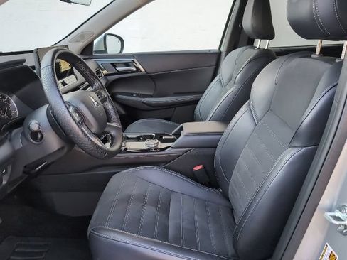 Used 2025 Mitsubishi Outlander SE FWD image 6
