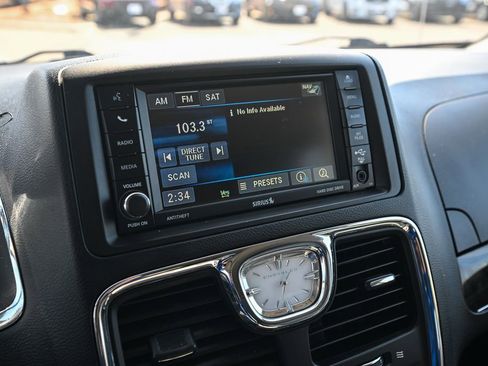 Used 2016 Chrysler Town & Country Touring w/ Driver Convenience Group image 34