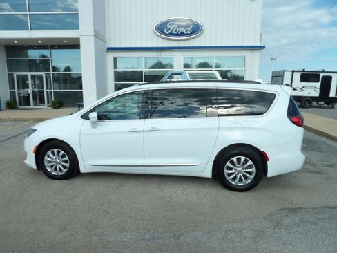 Used 2017 Chrysler Pacifica Touring-L FWD image 1