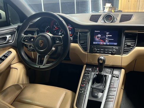Used 2018 Porsche Macan w/ Premium Package image 22