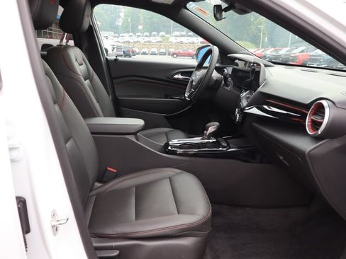 Used 2024 Chevrolet Trax RS w/ Sunroof Package FWD image 32