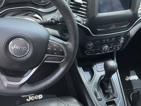 Used 2019 Jeep Cherokee Latitude w/ Popular Appearance Group FWD image 7